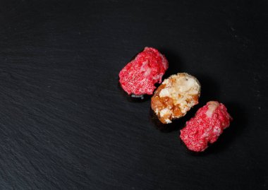 Sulu Gunkan Maki Sushi siyah kayrak üzerinde