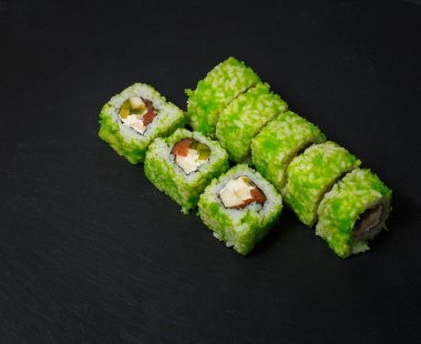 Ton balığı ve krem peynir ile Japon suşi rulo siyah taş arduvaz servis