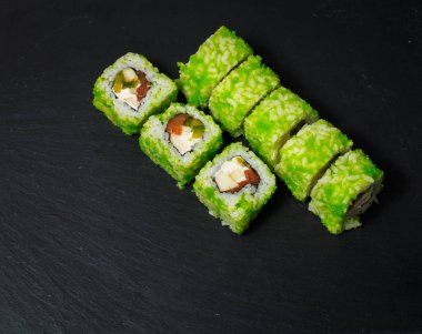 Ton balığı ve krem peynir ile Japon suşi rulo siyah taş arduvaz servis