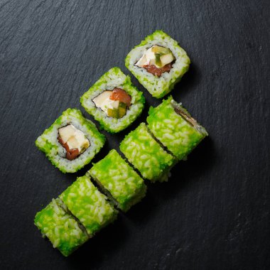 Ton balığı ve krem peynir ile Japon suşi rulo siyah taş arduvaz servis