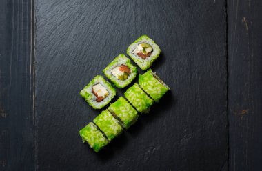 Ton balığı ve krem peynir ile Japon suşi rulo siyah taş arduvaz servis