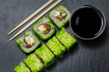 Ton balığı ve krem peynir ile Japon suşi rulo siyah taş arduvaz servis