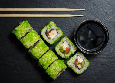 Ton balığı ve krem peynir ile Japon suşi rulo siyah taş arduvaz servis