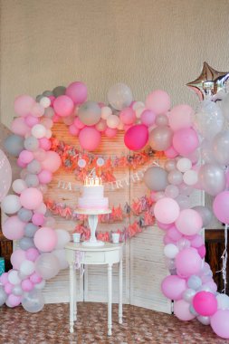 Kız çocukların doğum günü için krem pembe pasta