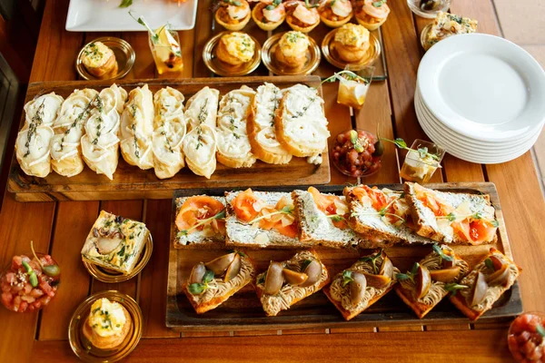 Sandwiches y canapés en la mesa de vacaciones —  Fotos de Stock