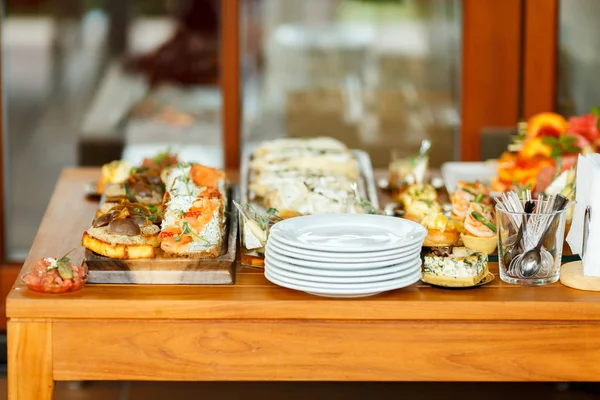 Sandwichs et canapés sur la table des fêtes — Photo