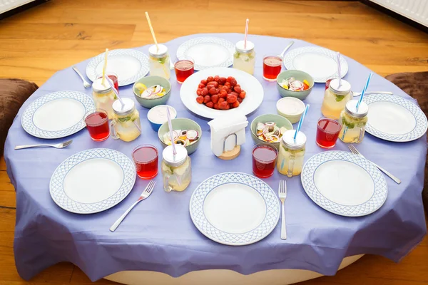 Stół śniadaniowy ze zdrowymi, smacznymi składnikami i sokami — Zdjęcie stockowe