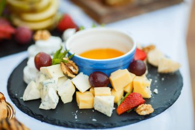 Meyve ve bal ile servis edilen peynir tabağı