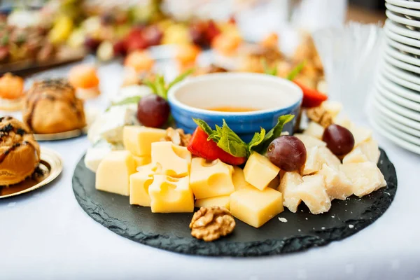 Plato de queso servido con fruta y miel —  Fotos de Stock