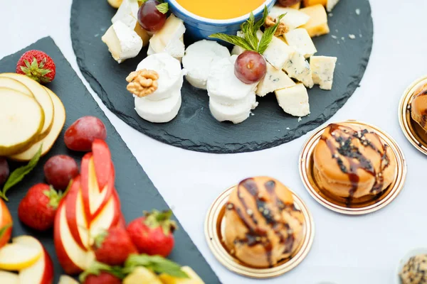 Plato de queso servido con fruta y miel —  Fotos de Stock