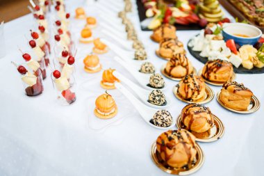 Tatil masasında atıştırmalıklar ve kanepeler