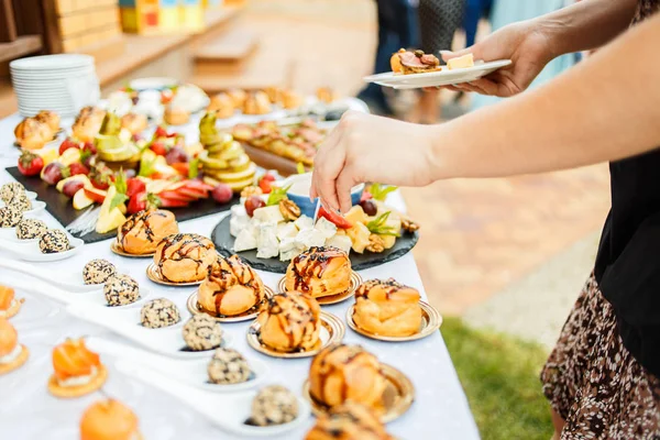 Snacks y canapés en la mesa de vacaciones —  Fotos de Stock