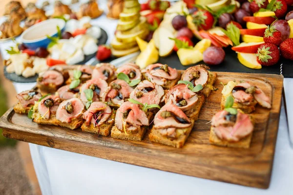 Snack e tartine sul tavolo delle vacanze — Foto Stock