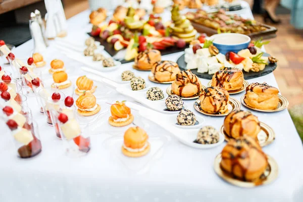 Snack e tartine sul tavolo delle vacanze — Foto Stock