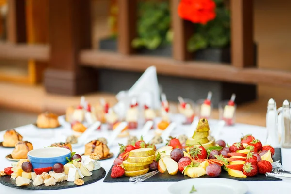 Frutta fresca affettata sul tavolo delle vacanze — Foto Stock