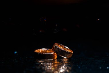 Koyu arkaplanda güzel alyanslar.