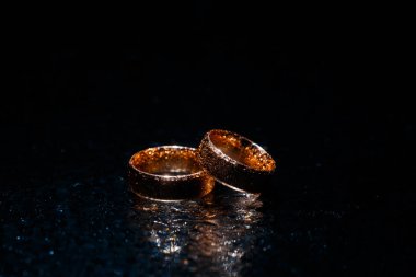 Koyu arkaplanda güzel alyanslar.