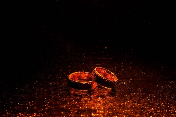 Hermosos anillos de boda de oro con gotas de agua — Foto de Stock