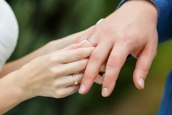 Os recém-casados colocam anéis um ao outro na cerimônia. — Fotografia de Stock
