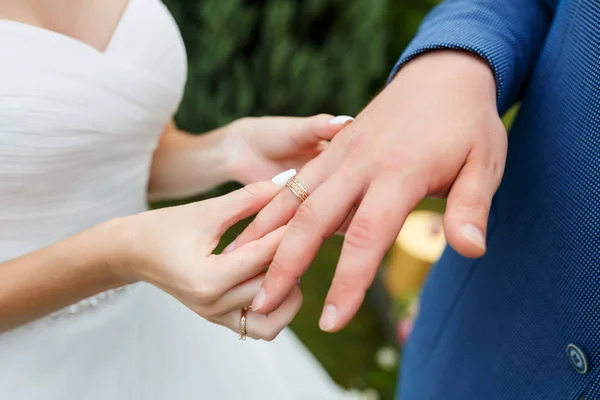 Os recém-casados colocam anéis um ao outro na cerimônia. — Fotografia de Stock