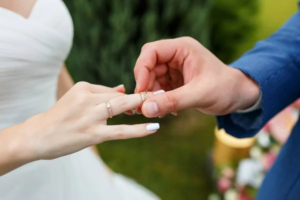 Newlyweds put each other rings on the ceremony — Stock Photo, Image