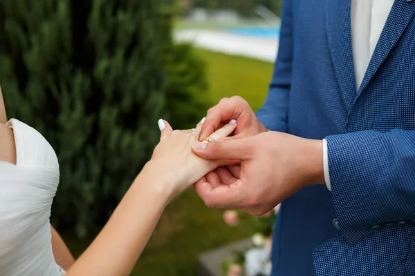 Newlyweds put each other rings on the ceremony — Stock Photo, Image