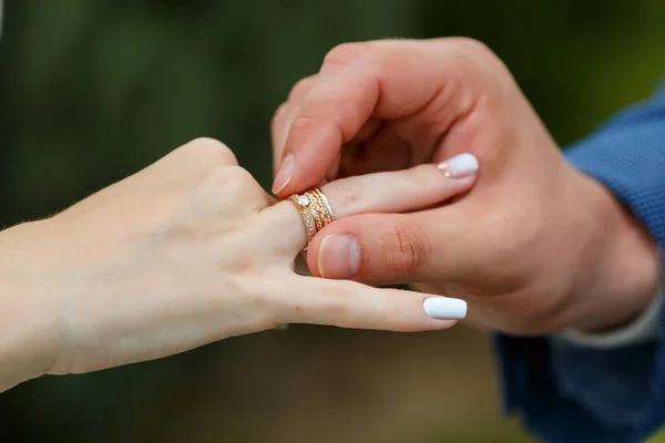 Os recém-casados colocam anéis um ao outro na cerimônia. — Fotografia de Stock