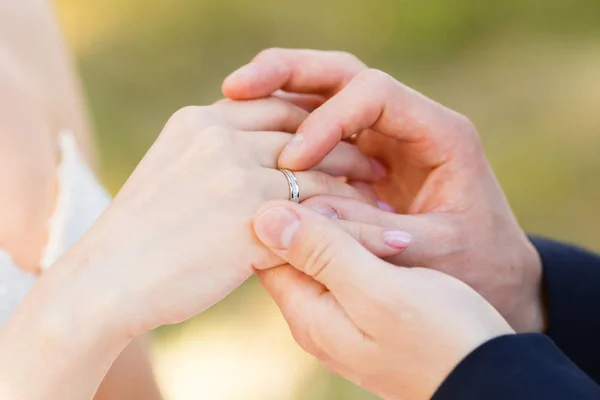 Os recém-casados colocam anéis um ao outro na cerimônia. — Fotografia de Stock