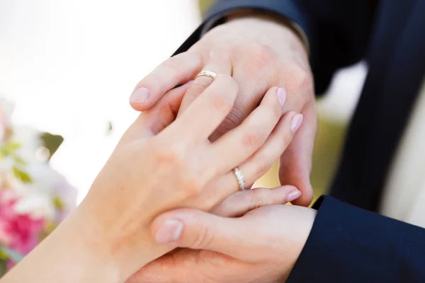 新婚夫婦は式でお互いの指輪を置く — ストック写真