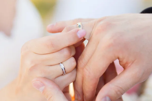 Os recém-casados colocam anéis um ao outro na cerimônia. — Fotografia de Stock