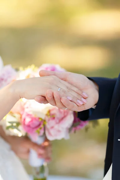 Newlyweds put each other rings on the ceremony — Stock Photo, Image