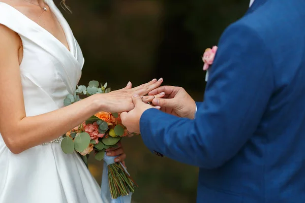 Newlyweds put each other rings on the ceremony — Stock Photo, Image