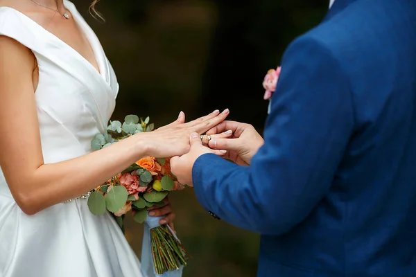 新婚夫妇在仪式上互放戒指 — 图库照片