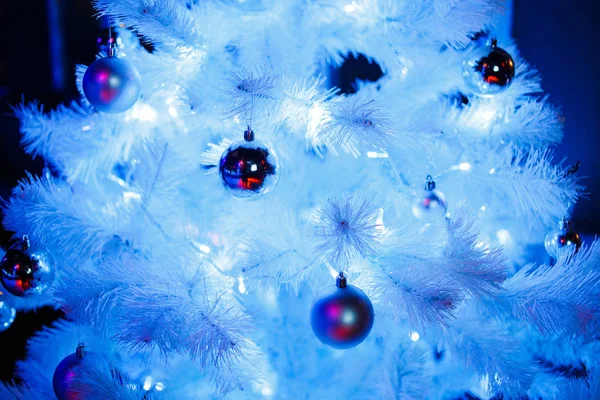 Kerstballen op een witte pluizige kerstboom — Stockfoto