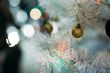 Beyaz kabarık Noel ağacında Altın Noel topları