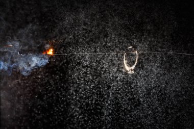 Yanan bengal ışığında düğün nişan yüzüğü