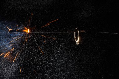 Yanan bengal ışığında düğün nişan yüzüğü