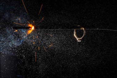 Yanan bengal ışığında düğün nişan yüzüğü