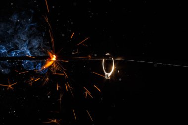 Yanan bengal ışığında düğün nişan yüzüğü