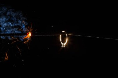 Yanan bengal ışığında düğün nişan yüzüğü