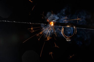 Yanan bengal ışığında düğün nişan yüzüğü