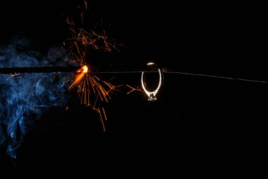 Yanan bengal ışığında düğün nişan yüzüğü