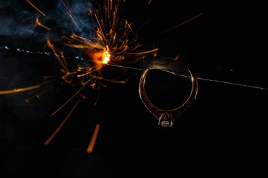 Yanan bengal ışığında düğün nişan yüzüğü