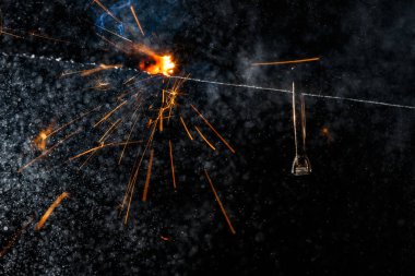 Yanan bengal ışığında düğün nişan yüzüğü