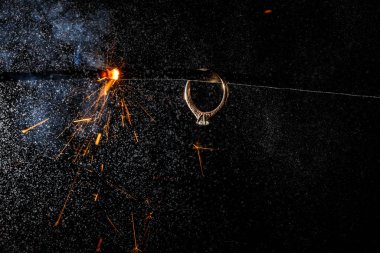 Yanan bengal ışığında düğün nişan yüzüğü