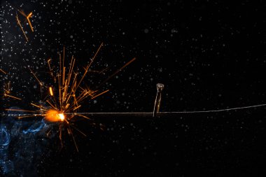 Yanan bengal ışığı ile Noel için evlilik teklifi