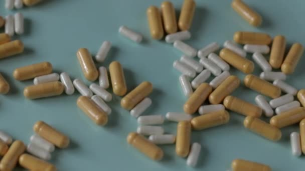 Руки, одягнені в гумові стерильні медичні рукавички, підбирають таблетки — стокове відео