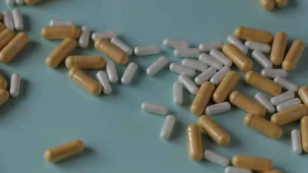 Woman picks up handfuls of pain pills, close up — Stock Video