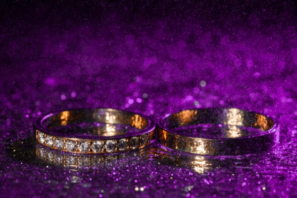 Весільні Кільця Краплями Води Темно Фіолетовому Неоновому Фоні Підсвічування — стокове фото