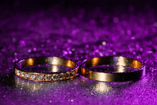 Wedding Rings Water Drops Dark Violet Neon Backlight Background — Stock Photo, Image